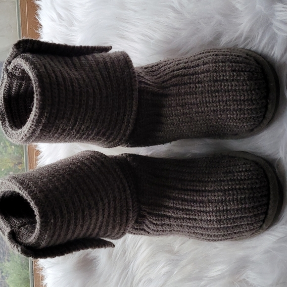 UGG Cardy # 5649 soft brown knit with Ugg wooden 2 button boots. Size 5 - Picture 11 of 16